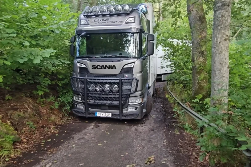 Koniec akcji ratunkowej w Szwecji. Ciężarówka utknęła na moście