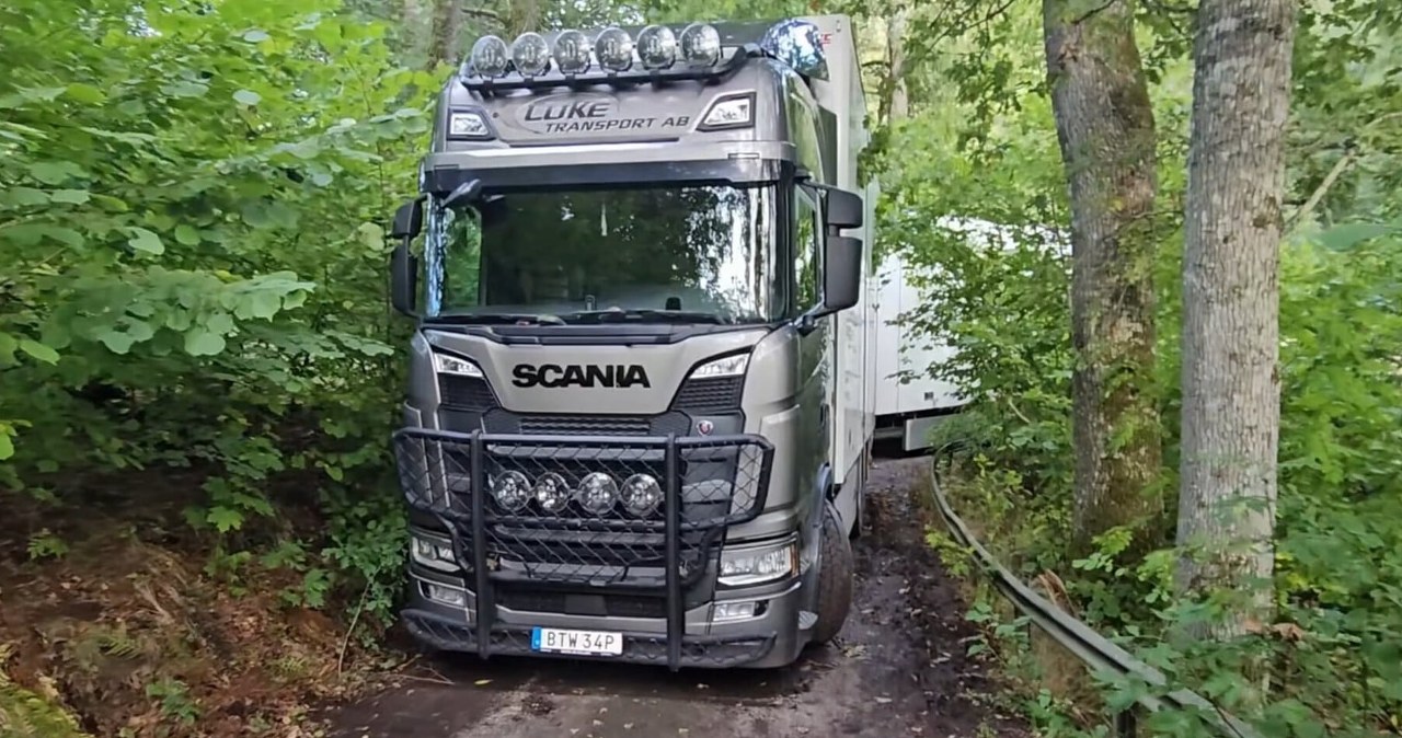 Koniec akcji ratunkowej w Szwecji. Ciężarówka utknęła na moście