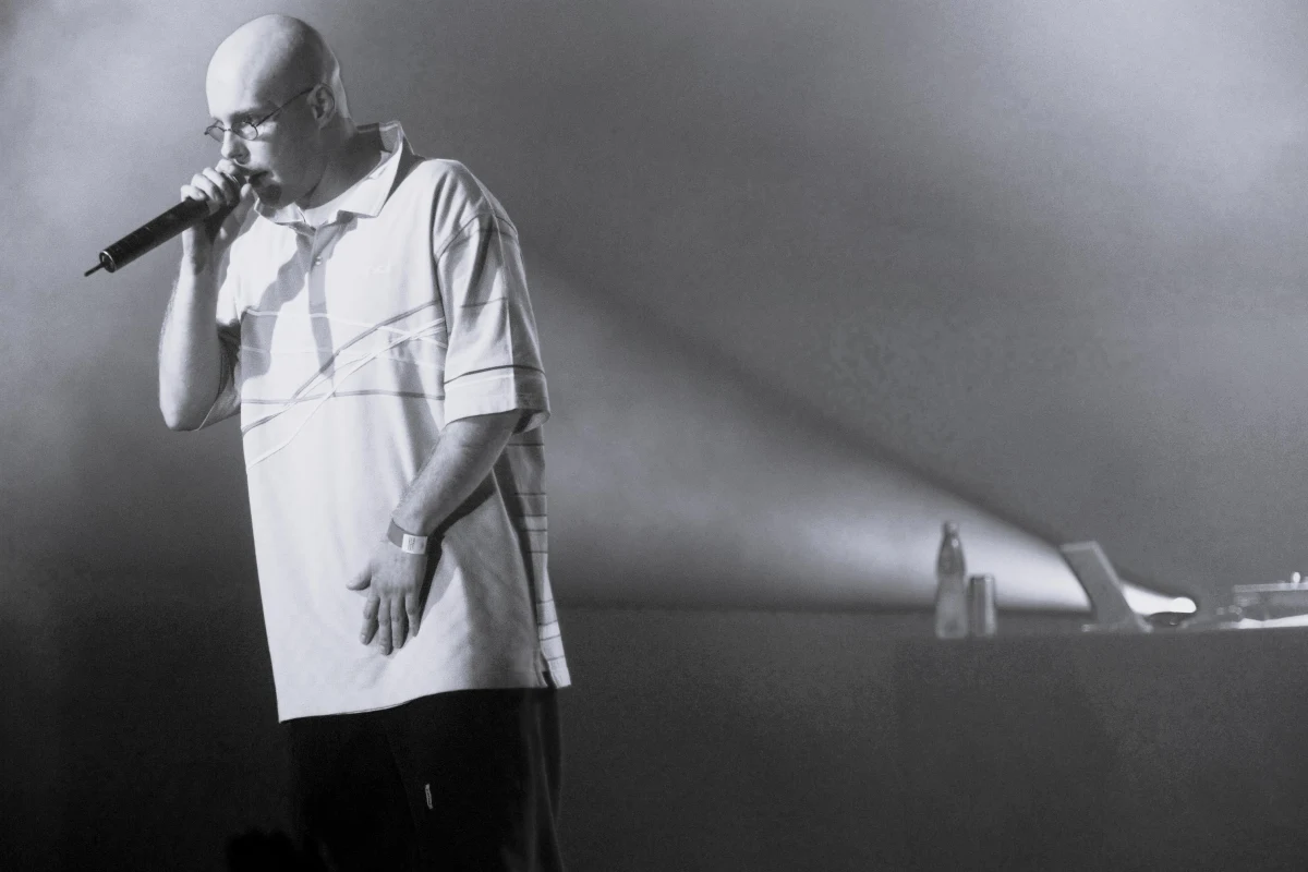 Nie żyje Rafał Artur Poniedzielski znany na scenie raperskiej jako "Pono". Artysta odszedł w wieku 49 lat, a o jego śmierci poinformowała grupa muzyczna ZIP Skład oraz Wojtek Sokół.