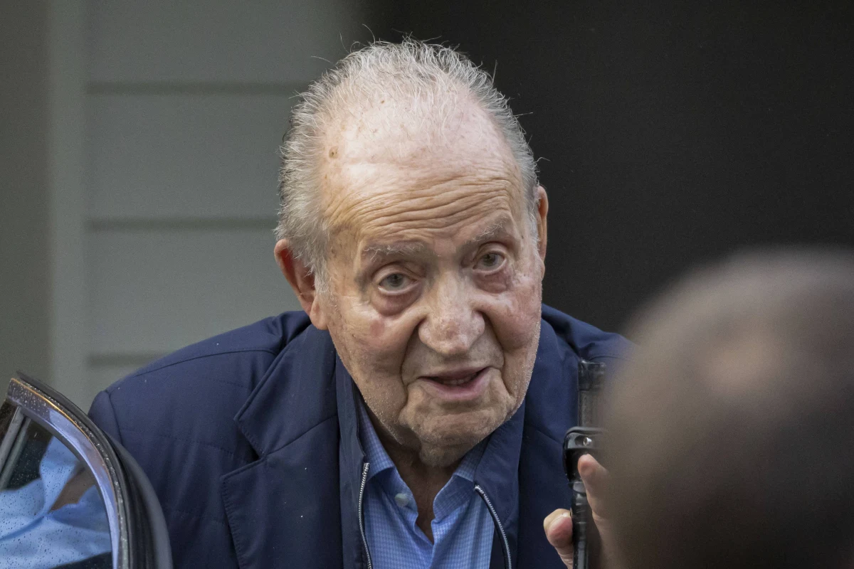 Były król Hiszpanii, Juan Carlos I, po raz pierwszy publicznie opowiedział o dramatycznych okolicznościach śmierci swojego młodszego brata Alfonsa. W opublikowanych właśnie wspomnieniach monarcha przyznaje, że to on, jako nastolatek, przypadkowo pociągnął za spust, co doprowadziło do rodzinnej tragedii, która na zawsze odmieniła jego życie. O sprawie pisze "Daily Mail". 