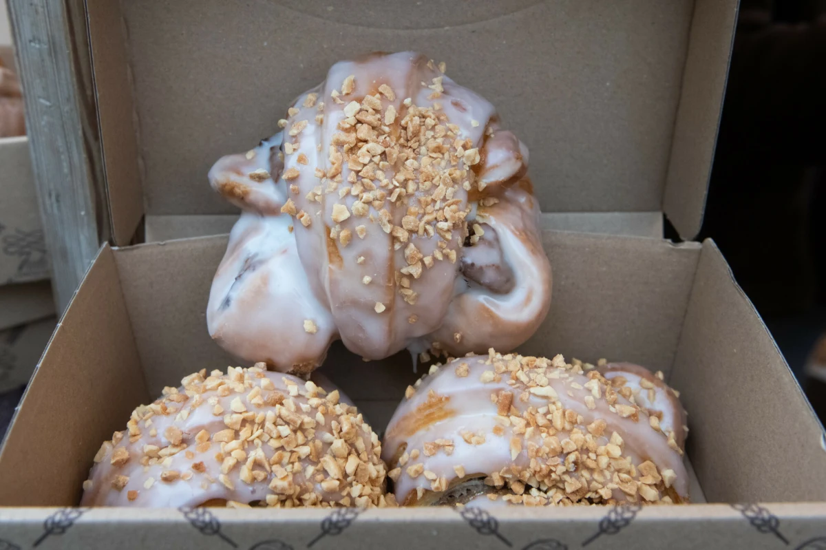 Ile w tym roku trzeba zapłacić za rogala świętomarcińskiego – wielkopolski symbol obchodów dnia św. Marcina? Nad tym pytaniem pochylili się eksperci z aplikacji PanParagon. Sprawdzono m.in., jak ceny słodkiego przysmaku różnią się pomiędzy sieciami handlowymi a cukierniami rzemieślniczymi.