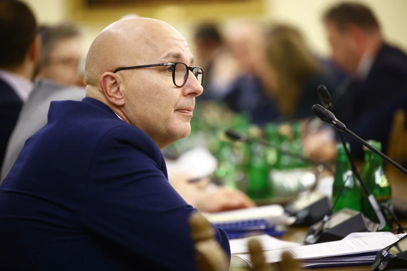 "Wojna buldogów" w KO? W kuluarach komentują odejście wiceministra