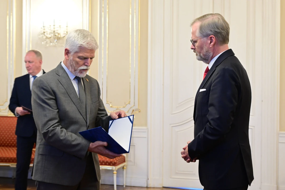 Stare władze w Czechach oddają stery państwa. Centroprawicowy rząd Petra Fiali, zgodnie z konstytucją, złożył w czwartek dymisję. Po wygranych wyborach na czele nowego rządu ma stanąć oligarcha i były premier Andrej Babisz.