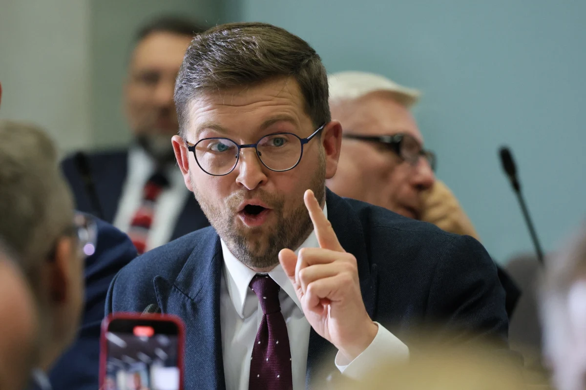 Komisja regulaminowa Sejmu rozpoczęła prace nad wnioskiem prokuratury o uchylenie immunitetu Zbigniewowi Ziobrze, byłemu ministrowi sprawiedliwości. Śledczy domagają się także zgody na jego zatrzymanie i aresztowanie w związku z zarzutami dotyczącymi nadużyć przy Funduszu Sprawiedliwości. Ziobro nie stawił się na posiedzeniu. Obecnie przebywa prawdopodobnie w Budapeszcie.