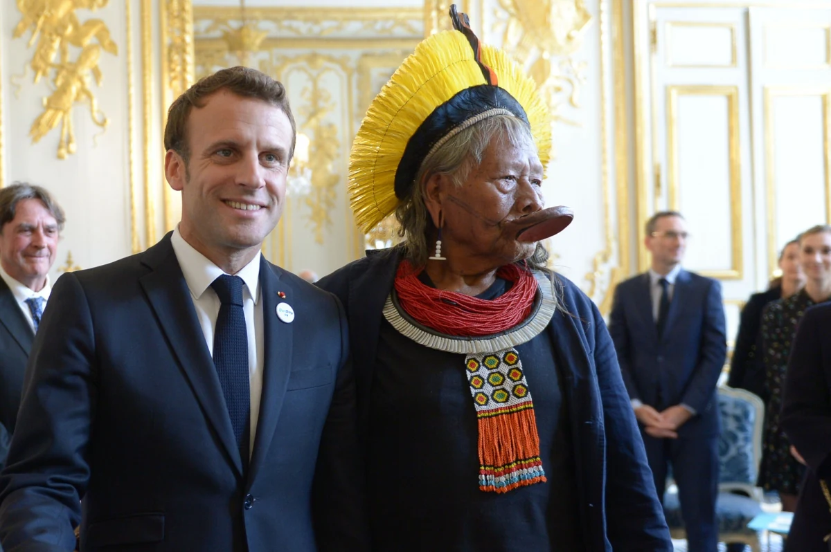 Prezydent Francji Emmanuel Macron opublikował nagranie, na którym widać, jak rozmawia przez telefon z wodzem amazońskiego ludu Kayapó - Raonim Metuktire, który jest nie tylko przywódcą, ale także aktywistą na rzecz ochrony lasów Amazonii oraz ludności rdzennej. To nie pierwszy raz, gdy obaj liderzy rozmawiali ze sobą.