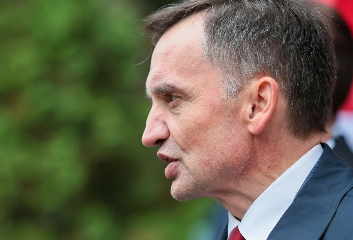 Komisja regulaminowa Sejmu, która rozpatrywała wniosek prokuratury o uchylenie immunitetu oraz aresztowanie Zbigniewa Ziobry w związku z nadużyciami przy Funduszu Sprawiedliwości, zgodziła się na pozbawienie byłego ministra sprawiedliwości immunitetu oraz na jego zatrzymanie i tymczasowe aresztowanie.