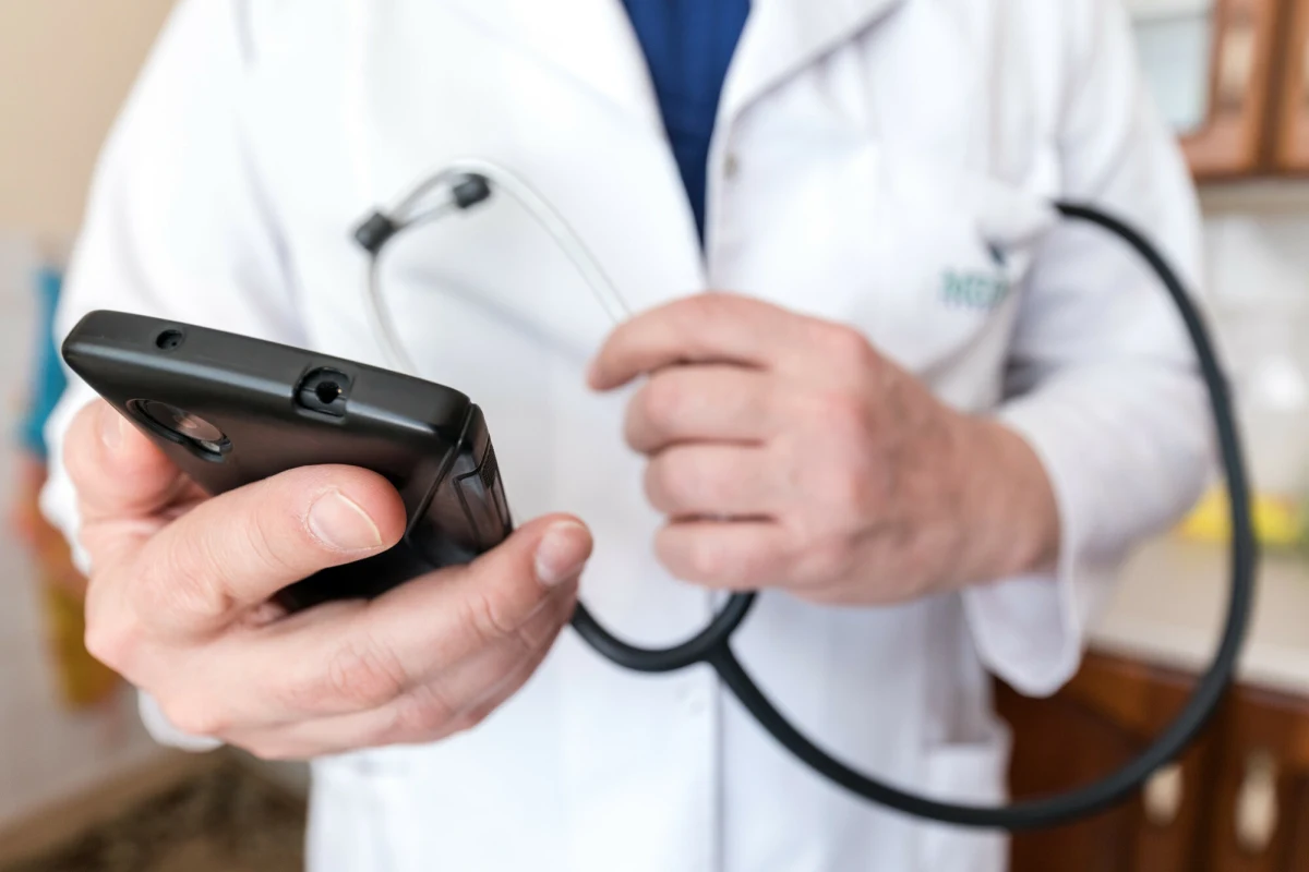 Prezydent Karol Nawrocki podpisał nowelizację ustawy, która wprowadza centralny system elektronicznej rejestracji w publicznej ochronie zdrowia – poinformowała Kancelaria Prezydenta. Dzięki zmianom, na wizytę do lekarza będzie można zapisać się przez Internetowe Konto Pacjenta, a także tradycyjnie – osobiście, telefonicznie lub mailowo.