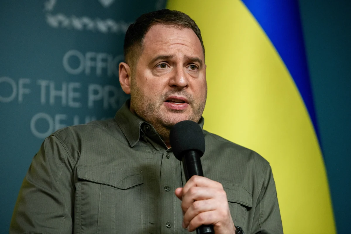 Andrij Jermak, szef administracji prezydenta Ukrainy Wołodymyra Zełenskiego, był w Polsce. "Dziękuję za dobre i owocne rozmowy (...). Polska pomaga Ukrainie w oporze przeciw rosyjskiemu agresorowi, prowadzimy dialog polityczny, historyczny i współpracę gospodarczą. Wspólnie będziemy też walczyć z narastającą kłamliwą propagandą Rosji" - napisał Marcin Bosacki, wiceminister spraw zagranicznych. "Zarówno w Kijowie, jak i w Warszawie panuje jasne zrozumienie: bezpieczeństwo Ukrainy to bezpieczeństwo Polski. A silna unia Ukrainy i Polski to bezpieczeństwo całej Europy" - tak z kolei wizytę skomentował Jermak.