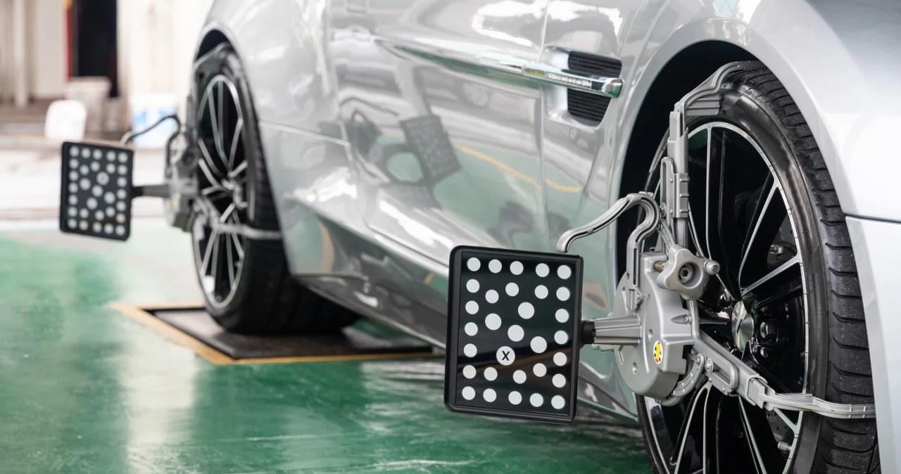 Dlaczego auto ściąga na boki po wymianie opon? To może być zbieżność kół