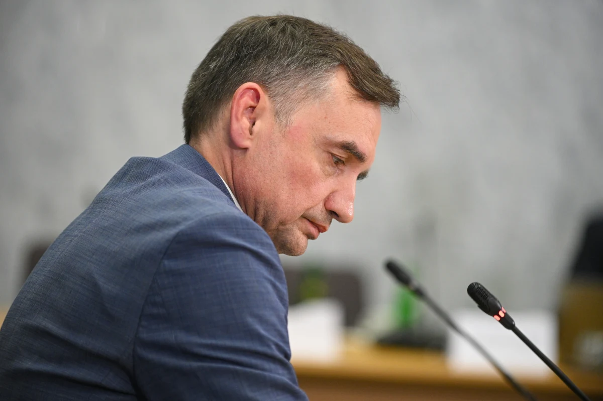 W piątek wieczorem w ławach sejmowych rozstrzygną się losy byłego ministra sprawiedliwości i prokuratura generalnego, a obecnie posła Prawa i Sprawiedliwości, Zbigniewa Ziobry. Parlament zdecyduje bowiem w sprawie uchylenia immunitetu polityka, a także wyrażenia zgody na zatrzymanie i areszt posła PiS w związku z nadużyciami w głośnej sprawie nieprawidłowości w wydatkowaniu środków z Funduszu Sprawiedliwości. 