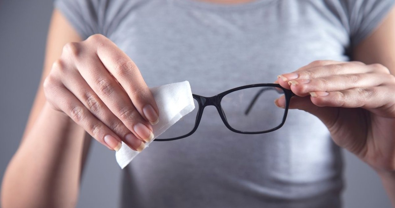 Używasz takich ściereczek do okularów? Natychmiast przestań. Oto jak je myć