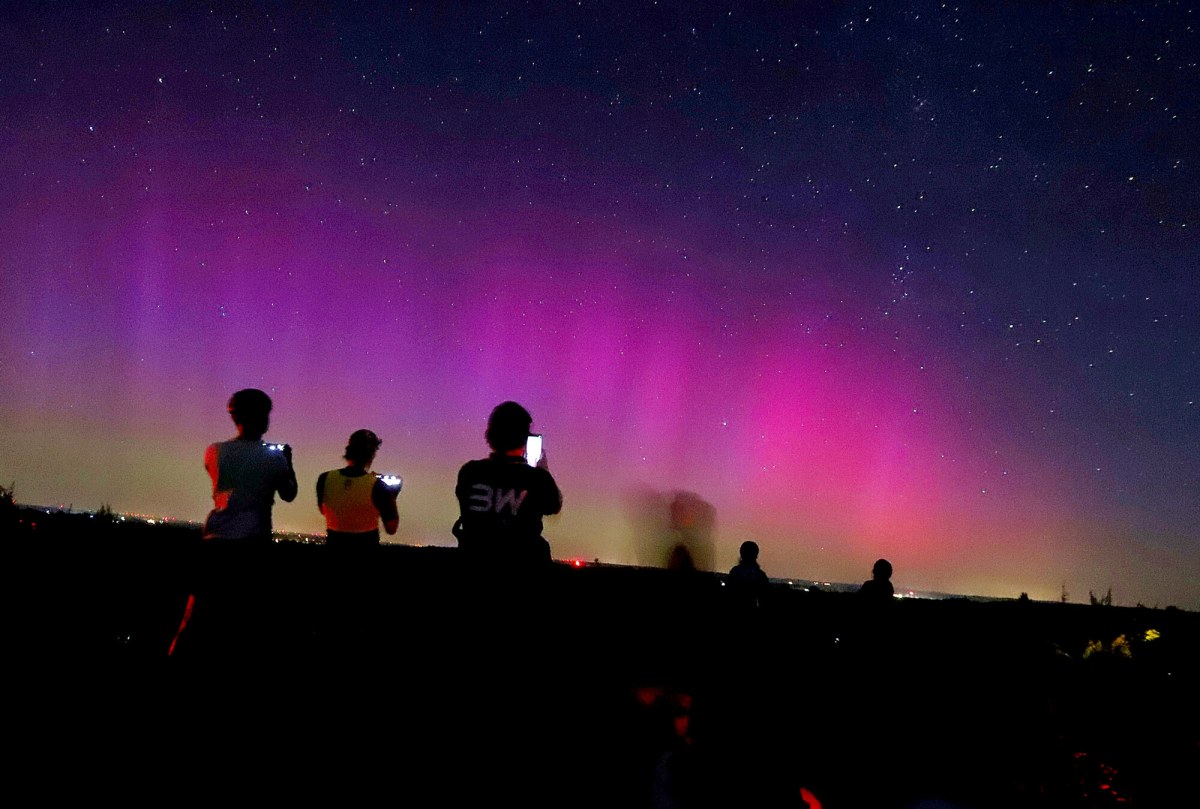 Alert zorzowy nad Polską, silna burza geomagnetyczna. Kiedy patrzeć w niebo?