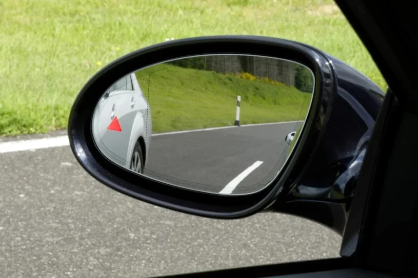 Martwe pole pod kontrolą. Jak działa BLIS w samochodzie?