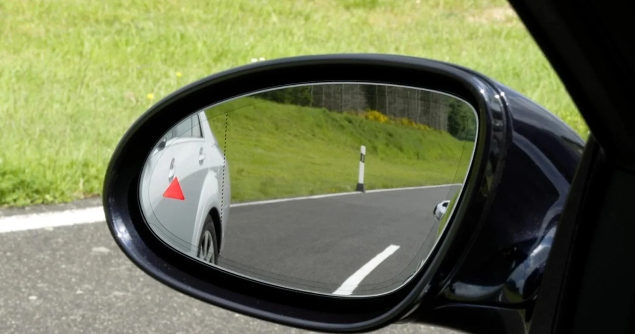 Martwe pole pod kontrolą. Jak działa BLIS w samochodzie?