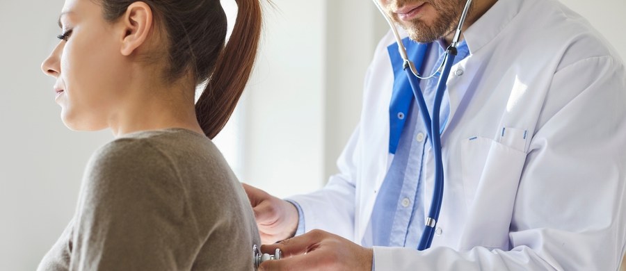 W Polsce rośnie liczba zachorowań na krztusiec. „W ubiegłym roku mieliśmy ponad 30 tysięcy zachorowań, które nadal nie wygasły  i to jest bardzo niepokojące” – alarmuje profesor Hanna Czajka – specjalista chorób zakaźnych ze Szpitala Dziecięcego im. św. Ludwika w Krakowie. Eksperci apelują o szczepienie przeciwko tej chorobie nie tylko dzieci, ale również dorosłych. 