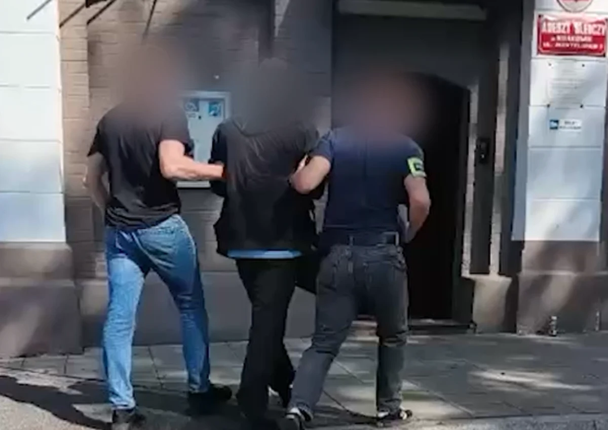 Po ponad dwóch dekadach od brutalnego zabójstwa w Łodzi, policjanci z Małopolski zatrzymali 61-letniego członka zorganizowanej grupy przestępczej. Mężczyzna, który zlecił i pomógł w przygotowaniu morderstwa, ukrywał się przed wymiarem sprawiedliwości, zmieniając miejsca pobytu i zrywając kontakty z bliskimi. W końcu wpadł w ręce "łowców głów" w powiecie tatrzańskim.
