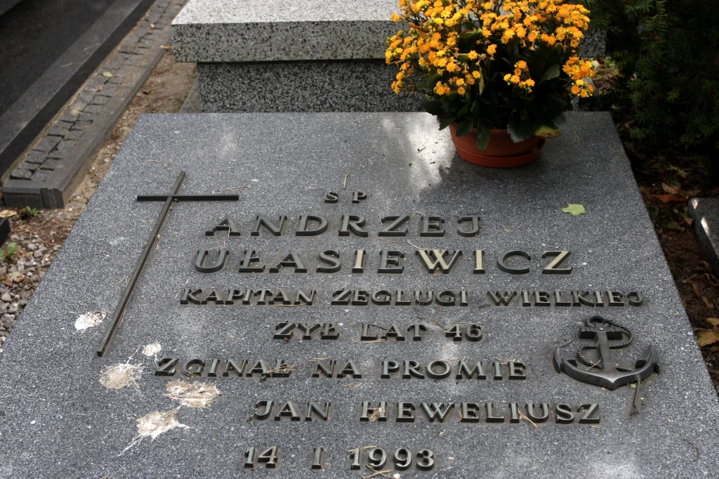 Grób kapitana żeglugi wielkiej Andrzeja Ułasiewicza na warszawskich Powązkach Wojskowych. Napis głosi: "Zginął na promie Jan Heweliusz 14 stycznia 1993"