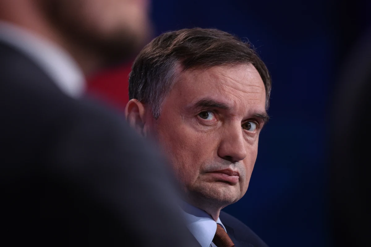 Jeśli w piątek wieczorem Sejm zgodzi się na zatrzymanie i aresztowanie Zbigniewa Ziobry, jego poszukiwanie będzie kwestią kilku najbliższych dni - informuje reporter RMF FM Tomasz Skory. Były minister sprawiedliwości wciąż przebywa na Węgrzech. Działania śledczych, którzy chcą mu postawić 26 zarzutów, ruszą dopiero po decyzji Sejmu.