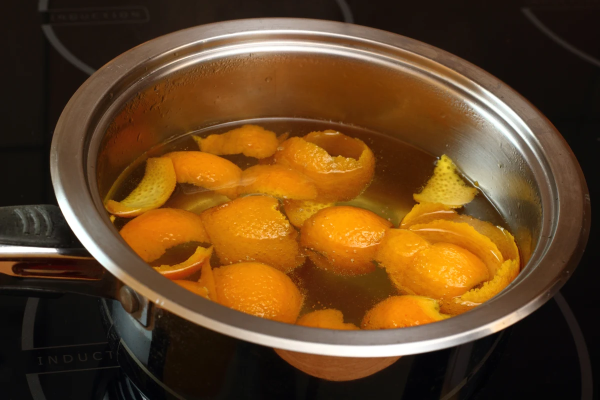 Naukowcy podają prosty sposób na poprawę jakości powietrza w naszym domu. Jak się okazuje, skórka pomarańczy nie tylko przyjemnie pachnie, ale i oczyszcza powietrze w zamkniętych pomieszczeniach. Wystarczy obieraczka, gorąca woda i trochę cierpliwości. 