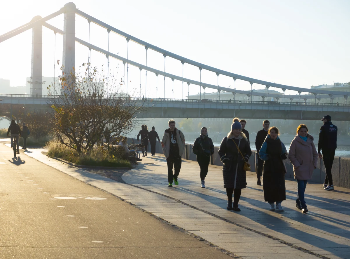 Listopad uznawany jest za miesiąc przejściowy pomiędzy jesienią a zimą. To czas, gdy przyroda powoli przygotowuje się do zimowego spoczynku, a dni stają się coraz krótsze i chłodniejsze. W tym roku jednak aura zaskakuje - zamiast typowej szarugi i przymrozków, Polacy mogą cieszyć się niezwykle łagodną i słoneczną pogodą. Termometry w wielu regionach kraju pokazują nawet 15 st. C. Jednak czy taki pogodowy prezent rzeczywiście jest powodem do radości?