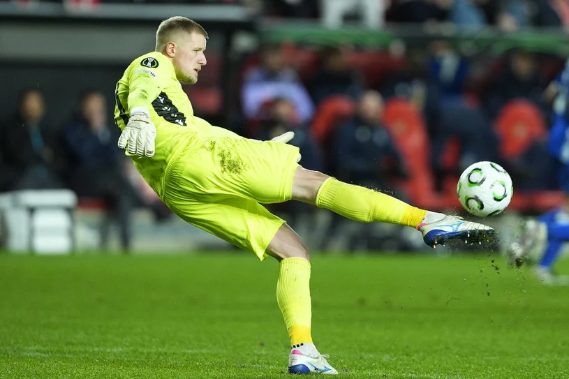 TOP 5 bramkarskich parad Ligi Konferencji [WIDEO]