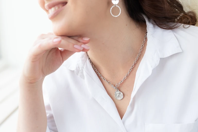 Jak w prosty sposób wyczyścić srebrną biżuterię i przywrócić jej dawny urok