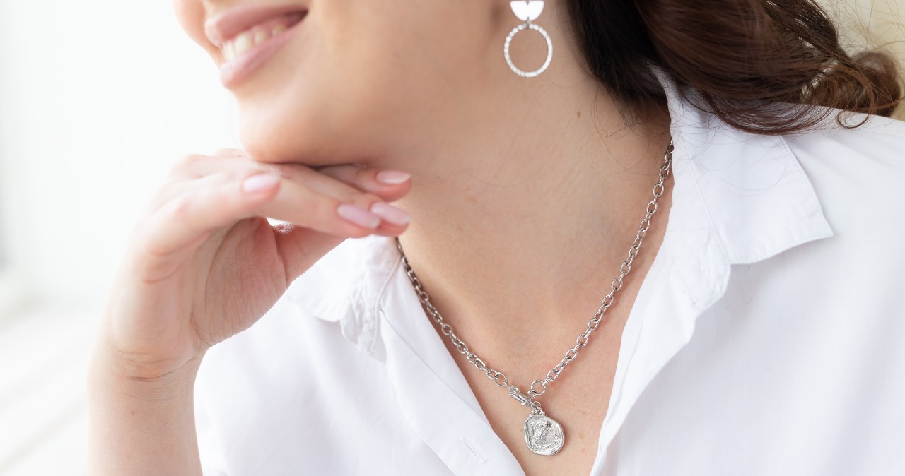 Jak w prosty sposób wyczyścić srebrną biżuterię i przywrócić jej dawny urok