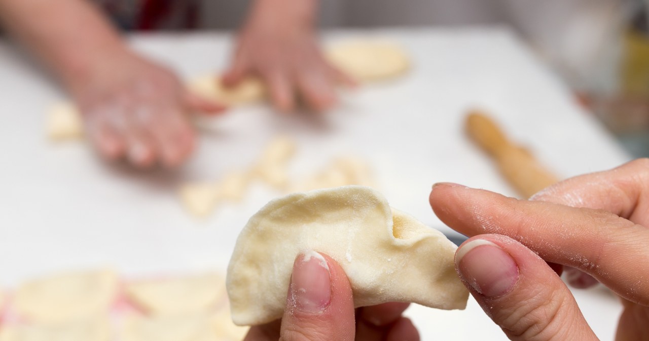 Jajko? Masło? Śmietana? Nie musisz się głowić, jak zrobić ciasto na pierogi