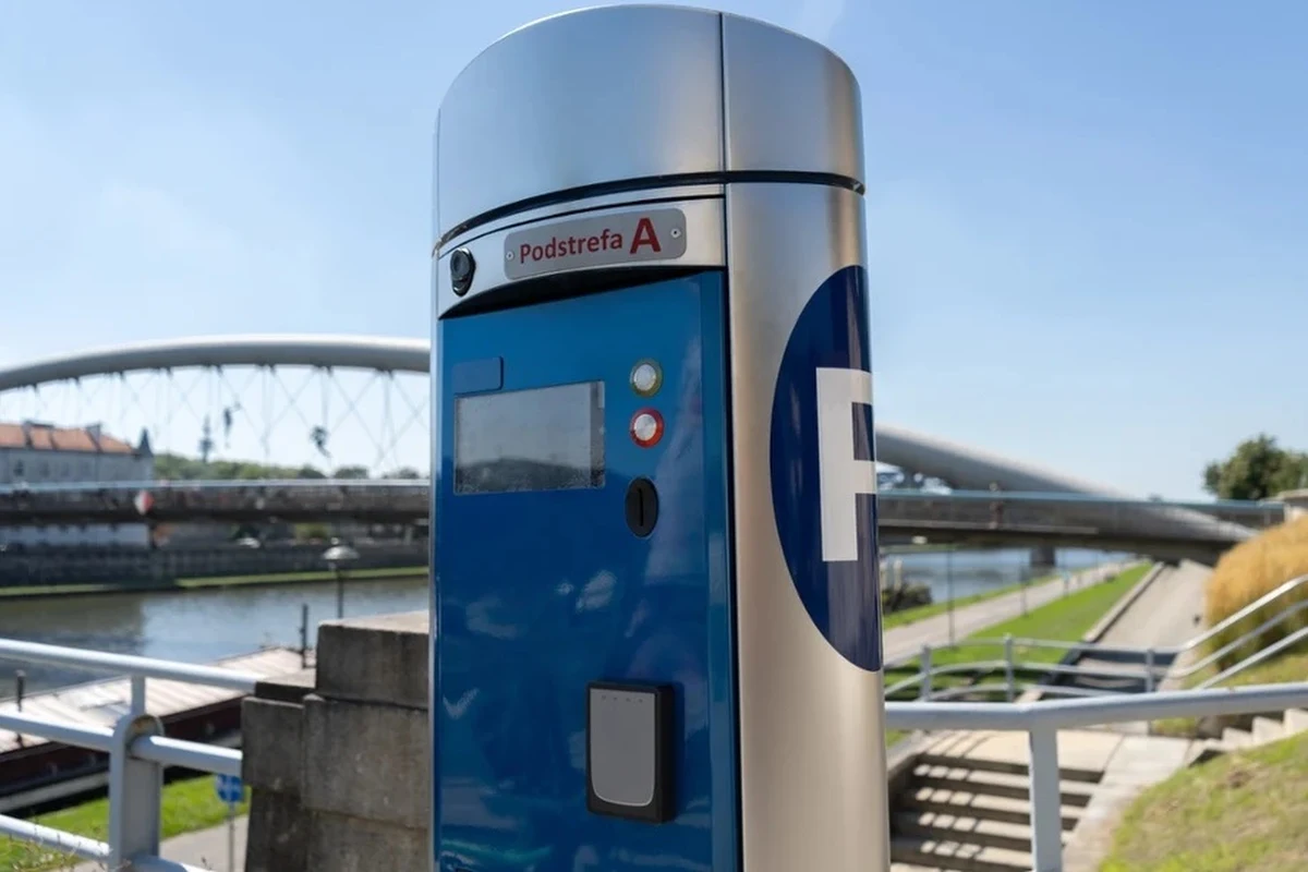 Kierowcy planujący parkowanie w centrum Krakowa 11 listopada muszą przygotować się na opłaty. Zarząd Dróg Miasta Krakowa przypomina, że w Święto Niepodległości postój w strefie płatnego parkowania będzie płatny, mimo że jest to dzień ustawowo wolny od pracy.