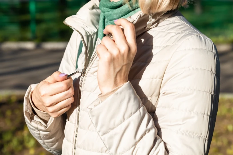 Jak prać kurtkę puchową? Jeden składnik ją odświeży i wyczyści