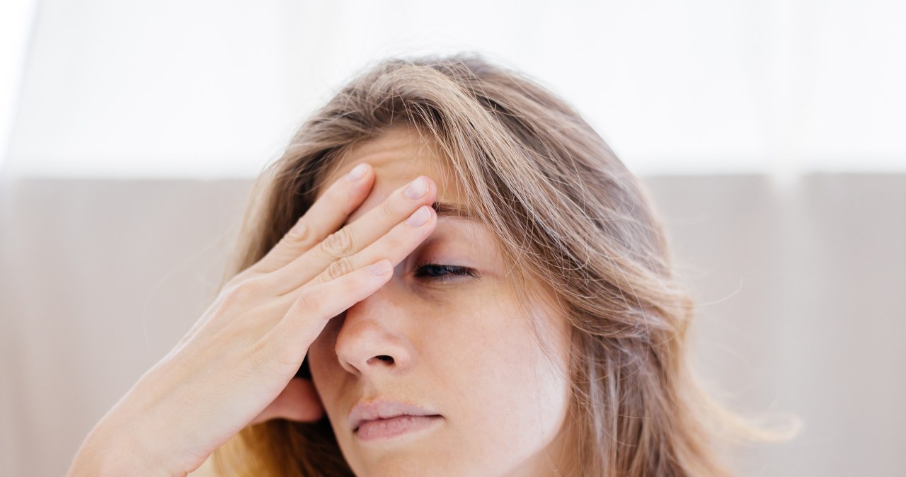 Wysoki poziom kortyzolu "przyciąga" bakterie. Masz dużo stresu? Uważaj na jęczmień na oku