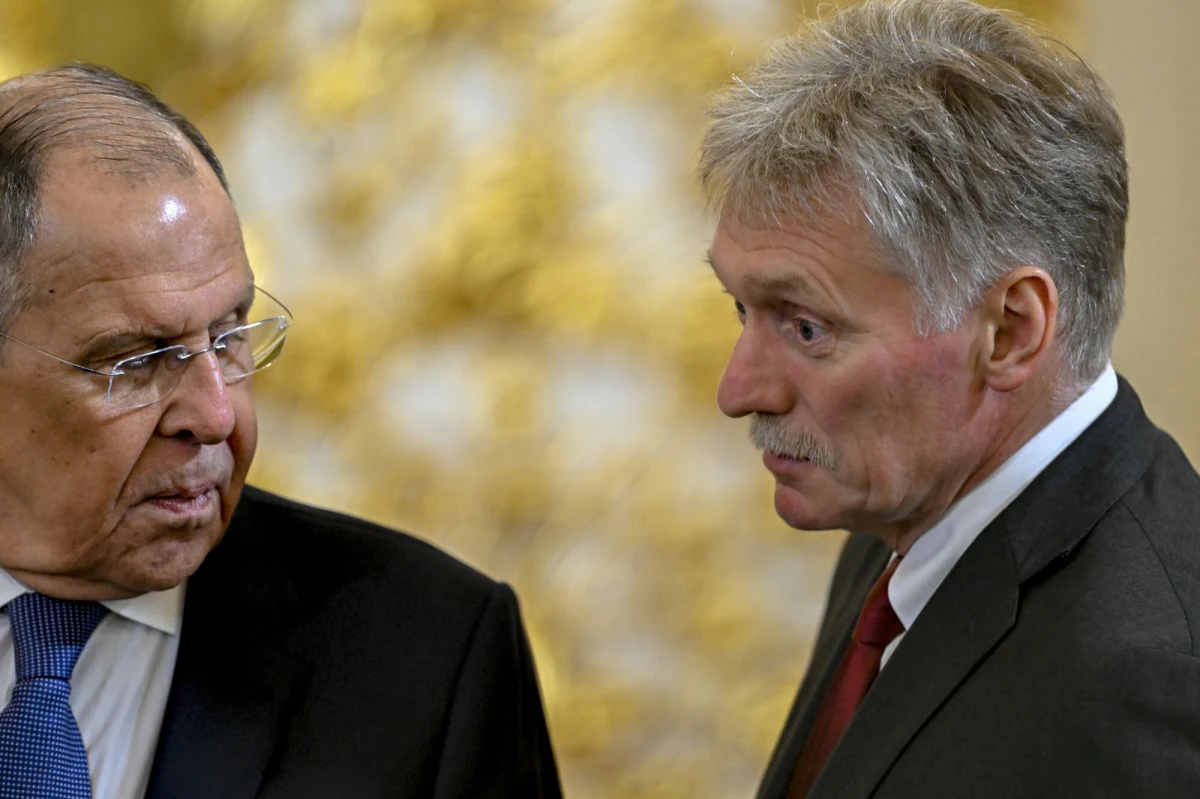 "Ławrow oczywiście pracuje jako minister spraw zagranicznych" - przekazał dziennikarzom rzecznik Kremla Dmitrij Pieskow, odnosząc się do spekulacji o odsunięciu przez Władimira Putina szefa rosyjskiej dyplomacji od głównych obowiązków. Pieskow teoretycznie zdementował w ten sposób wczorajsze doniesienia rosyjskich mediów.