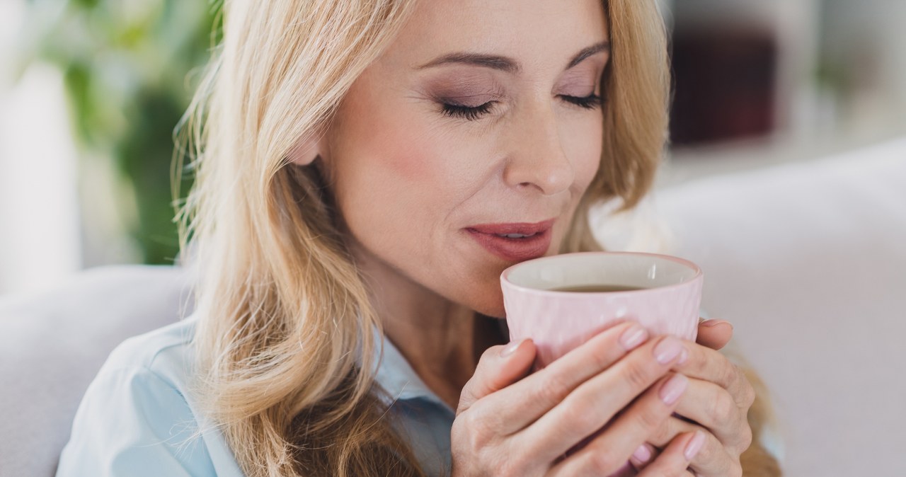 Jeden kubek dziennie i cera odzyskuje młodzieńczy blask. Jak działa skrzyp z miętą?