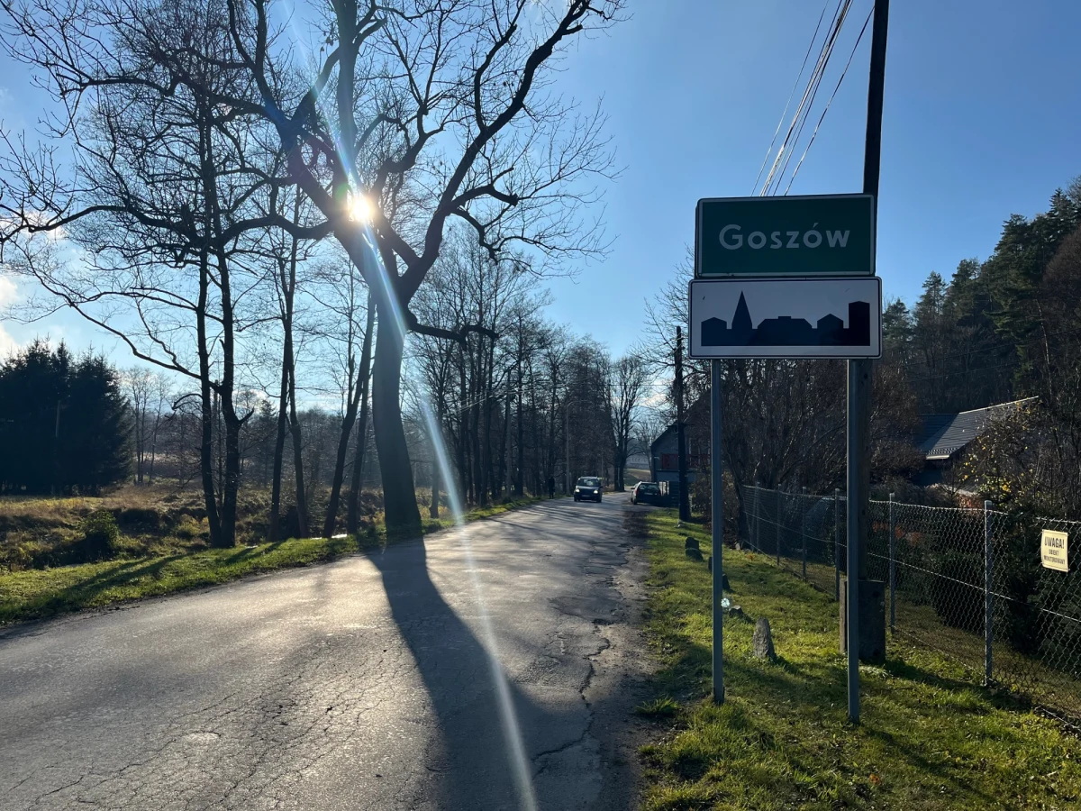 Mieszkańcy gminy Stronie Śląskie nie przebierają w słowach po tym jak Wody Polskie ogłosiły nowy plan zabezpieczeń przed powodzią. W Goszowie, Stójkowie i Bolesławowie mają powstać trzy wielkie, suche zbiorniki retencyjne, co oznacza konieczność wywłaszczeń. Decyzja zapadła po konsultacjach społecznych, ale jak podkreślają powodzianie - wbrew nim, bo mieszkańcy domagali się zupełnie innych rozwiązań.