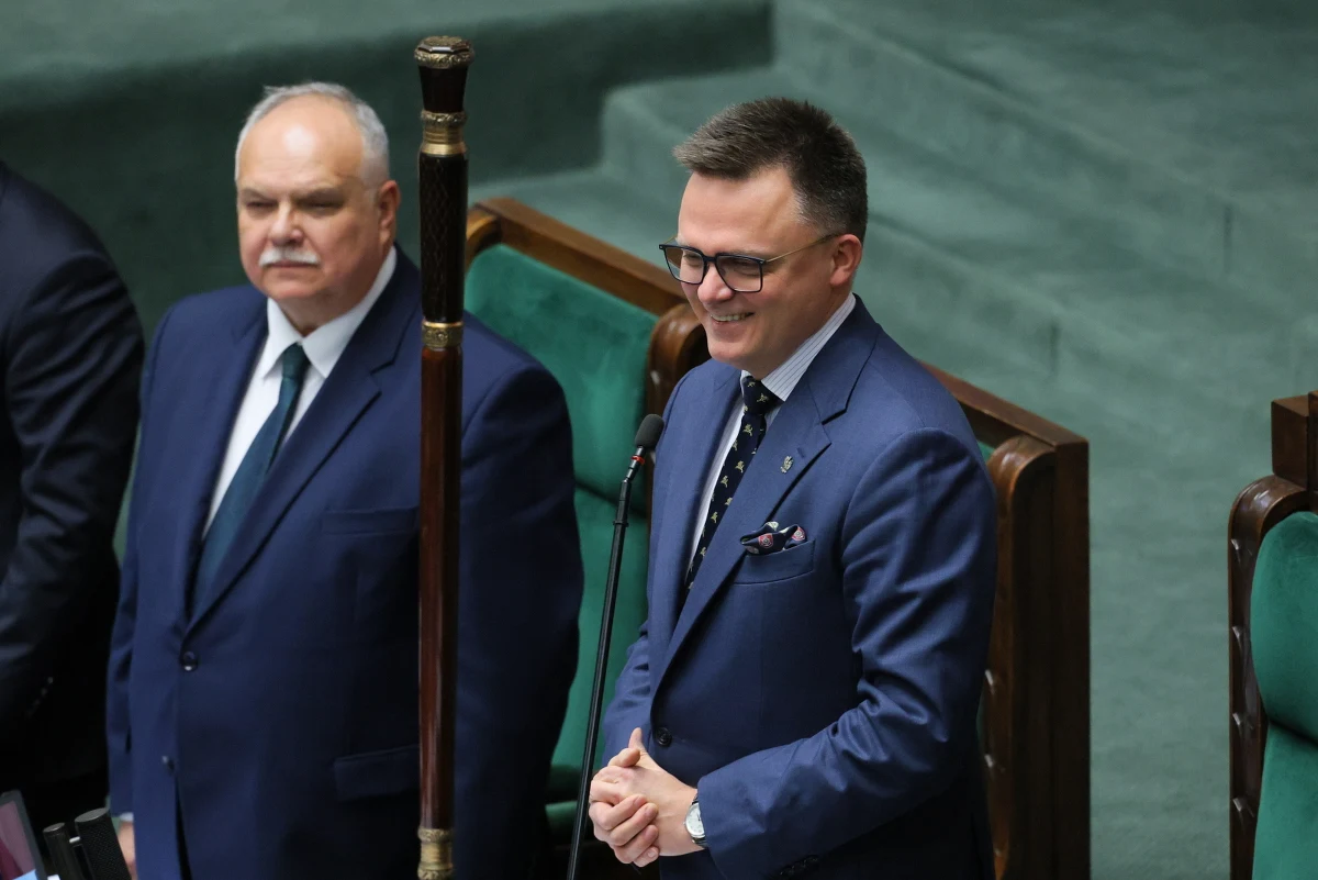 "Dziękuję wam za te dwa lata. Praca w charakterze marszałka z wami była dla mnie naprawdę zaszczytem, i mówię to z całego serca, do wszystkich was" - powiedział w piątek w Sejmie Szymon Hołownia. Zgodnie z umową koalicyjną nowym marszałkiem ma zostać Włodzimierz Czarzasty (Lewica).