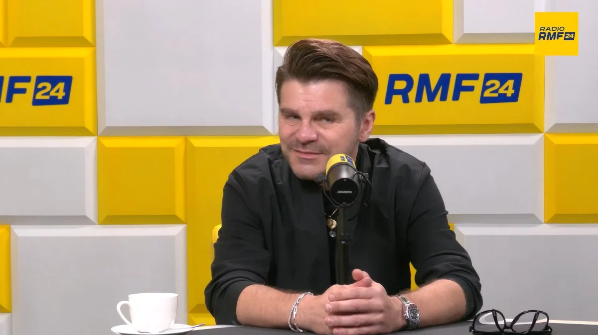 "Obiecuję, że w przyszłym roku wydam swoją kolejną dużą, solową płytę" – powiedział Łukasz Zagrobelny w podcaście Radia RMF24 "Co u nich słychać?". Muzyk, który był gościem Kuby Śliwińskiego, przyznał, że nigdy nie brylował na portalach plotkarskich. "Zajmuję się tym, co umiem robić w życiu najlepiej – śpiewaniem, występowaniem, nagrywaniem płyt i robieniem jak najbardziej, w moim mniemaniu, wartościowych piosenek. I tego się trzymam" – przyznał artysta.