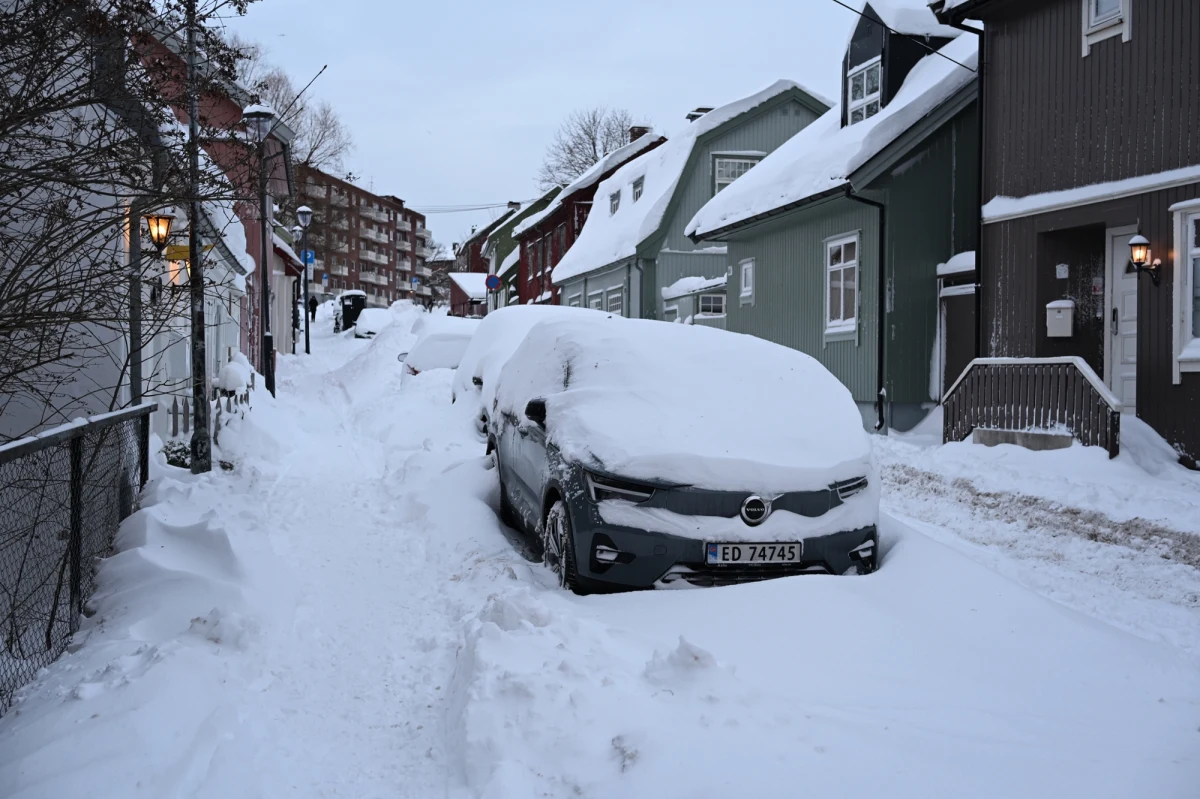 W związku z tym, że śnieg w Oslo to coraz rzadszy widok, a zimowe krajobrazy ustępują miejsca deszczowej szarudze, Norwegowie szukają namiastki dawnej zimy pod dachem. W podmiejskim Lørenskog działa jeden z największych na świecie krytych ośrodków narciarskich, który dla tysięcy mieszkańców i gości stał się symbolem nowych czasów - epoki, w której śnieg staje się luksusem, a tradycyjne narciarstwo musi walczyć o przetrwanie w cieniu zmian klimatycznych. Dyrektor obiektu przyznaje jednak, że śnieg w stolicy Norwegii to dla niego koniec, a nie początek sezonu.