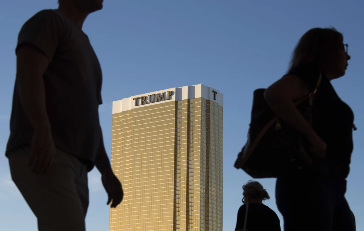 Serbscy politycy wykorzystali nadzwyczajny przepis konstytucji, by umożliwić budowę kompleksu hotelowo-biurowego sygnowanego marką Trump. Plany wywołały oburzenie lokalnej społeczności, bo inwestycja ma powstać na terenie zbombardowanego w 1999 roku kompleksu Sztabu Generalnego w Belgradzie. By umożliwić realizację projektu firmy założonej przez Jareda Kushnera, zięcia prezydenta USA Donalda Trumpa, zabytek pozbawiono ochrony konserwatorskiej.