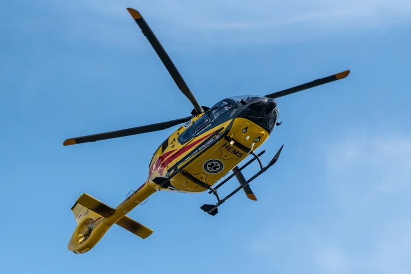 Auto z pięcioma osobami wjechało pod pociąg. W akcji dwa śmigłowce LPR