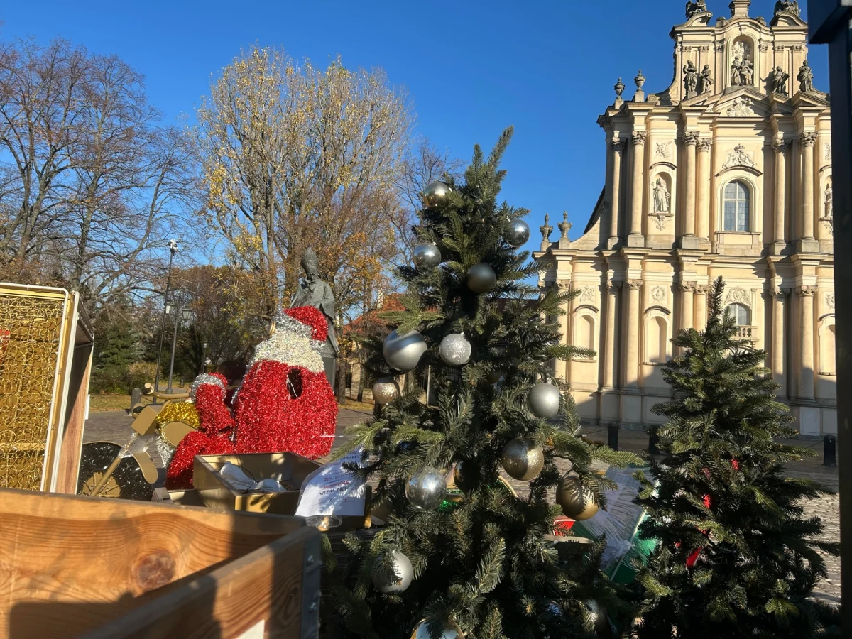 Pierwsze bożonarodzeniowe ozdoby i sztuczne choinki pojawiły się na Trakcie Królewskim w Warszawie. Na razie są tam gromadzone, a później, w drugiej połowie listopada, będą montowane jako tradycyjna, świąteczna iluminacja.