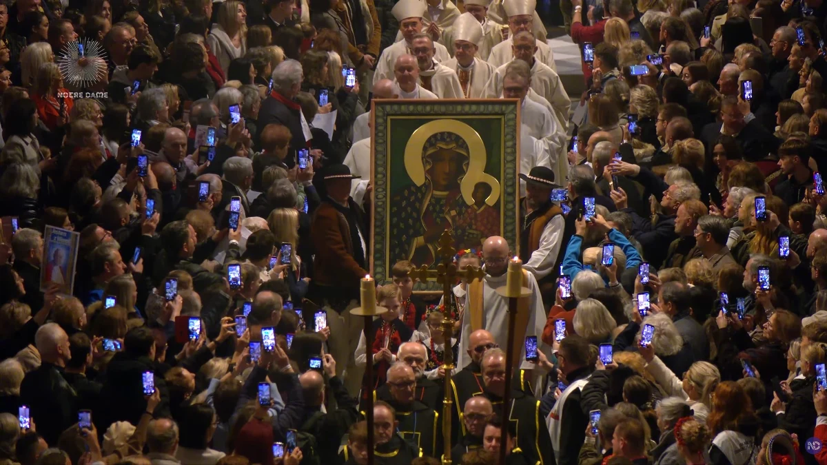 Dziś do polskiej kaplicy w paryskiej katedrze Notre Dame powróciła kopia obrazu Matki Bożej Częstochowskiej. Uroczystości przewodniczył abp Tadeusz Wojda, a w wydarzeniu wzięła udział polska pierwsza dama Marta Nawrocka. Kaplica, którą abp Wojda nazywał "duchowym mostem do Polski", ponownie była miejscem modlitwy dla Polonii i pielgrzymów.