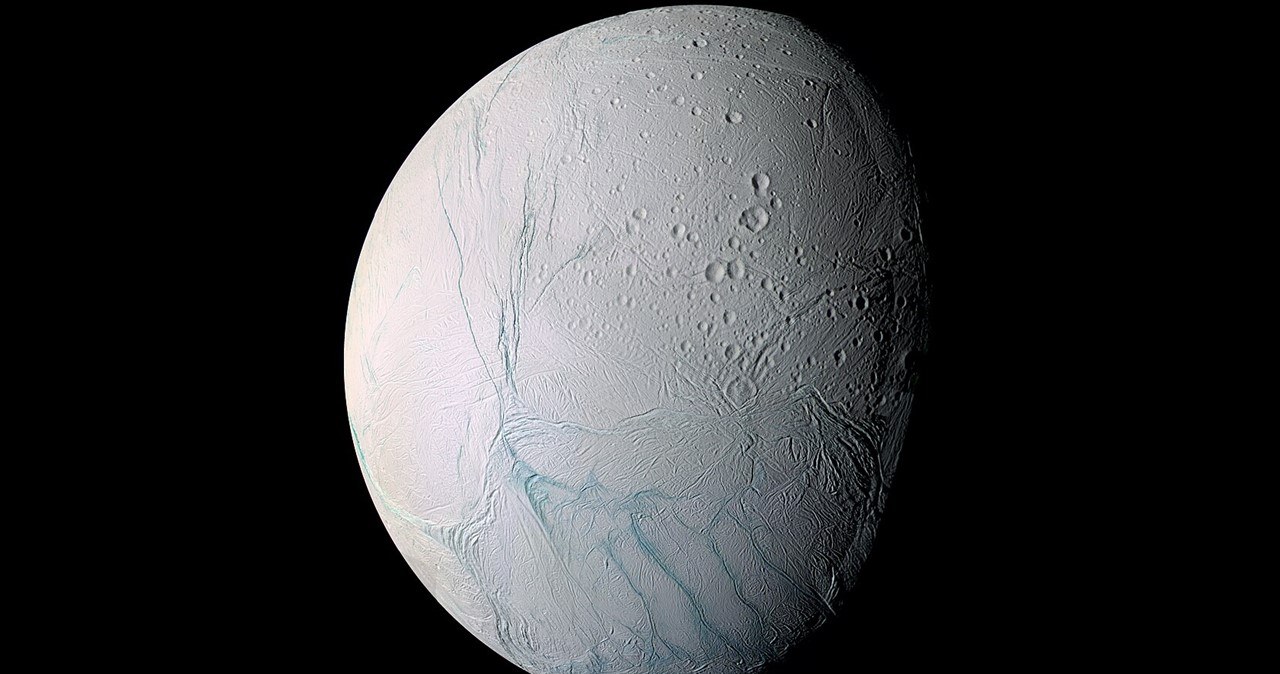 Naukowcy odkryli, iż pod lodem Saturna może rozwijać się życie