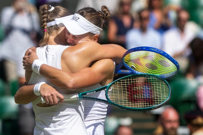 Pokonana światowa "1", jest tytuł WTA Finals. Pocałunki na korcie w Rijadzie