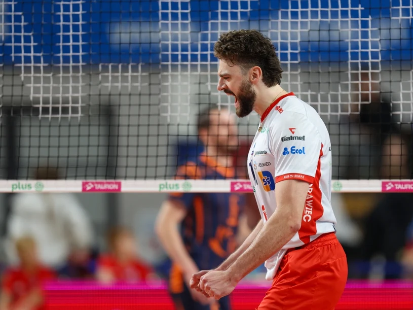 Nokautujący cios w siatkarskim hicie. Gigant wstał z kolan, problemy rywali