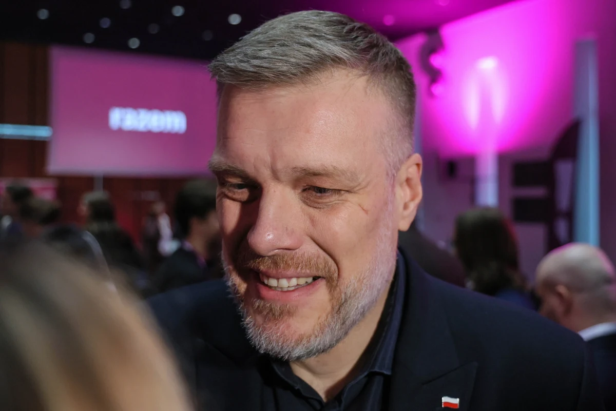 "Celem Partii Razem jest stworzenie klubu parlamentarnego po wyborach w 2027 r., od którego będzie zależała większość w parlamencie" - oznajmił w sobotę współprzewodniczący Razem Adrian Zandberg, podczas rozpoczęcia obrad kongresu partii. Podczas wydarzenia delegaci będą dyskutować m.in. nad programem i przyszłością Partii Razem. W najnowszym sondażu CBOS ugrupowanie otrzymało 3,3 proc. poparcia.