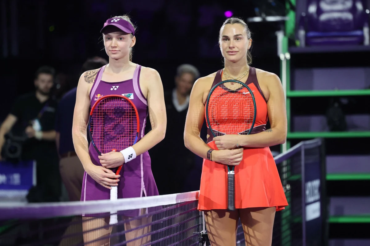 ​Jelena Rybakina pokonała liderkę rankingu tenisistek Arynę Sabalenkę 6:3, 7:6 (7-0) w finale turnieju WTA Finals w Rijadzie. To było ich 14. spotkanie i szóste zwycięstwo Rybakiny, która odniosła największy sukces od 2022 roku, kiedy wygrała wielkoszlemowy Wimbledon.