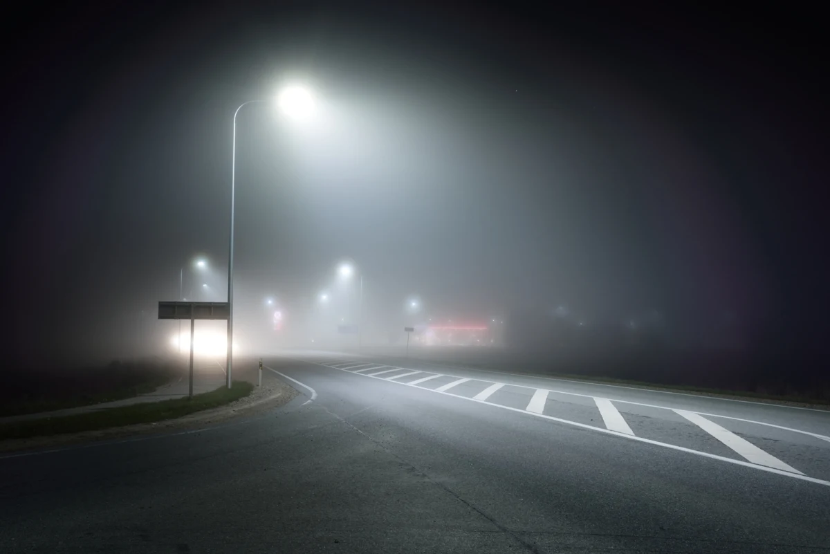 Instytut Meteorologii i Gospodarki Wodnej (IMGW) wydał ostrzeżenia pierwszego stopnia przed gęstą mgłą. Alerty obejmą dziewięć województw i są ważne od godziny 20:00 w sobotę do 9:00 w niedzielę. Synoptycy przewidują, że w tym czasie widzialność miejscami może spaść nawet poniżej 200 metrów.