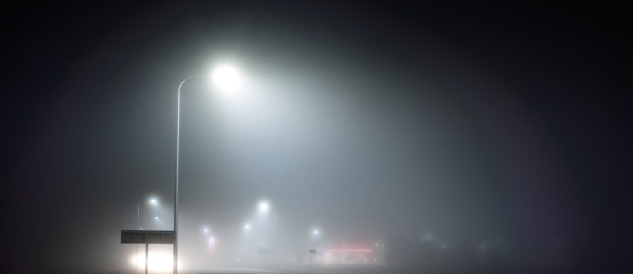 Instytut Meteorologii i Gospodarki Wodnej (IMGW) wydał ostrzeżenia pierwszego stopnia przed gęstą mgłą. Alerty obejmą dziewięć województw i są ważne od godziny 20:00 w sobotę do 9:00 w niedzielę. Synoptycy przewidują, że w tym czasie widzialność miejscami może spaść nawet poniżej 200 metrów.