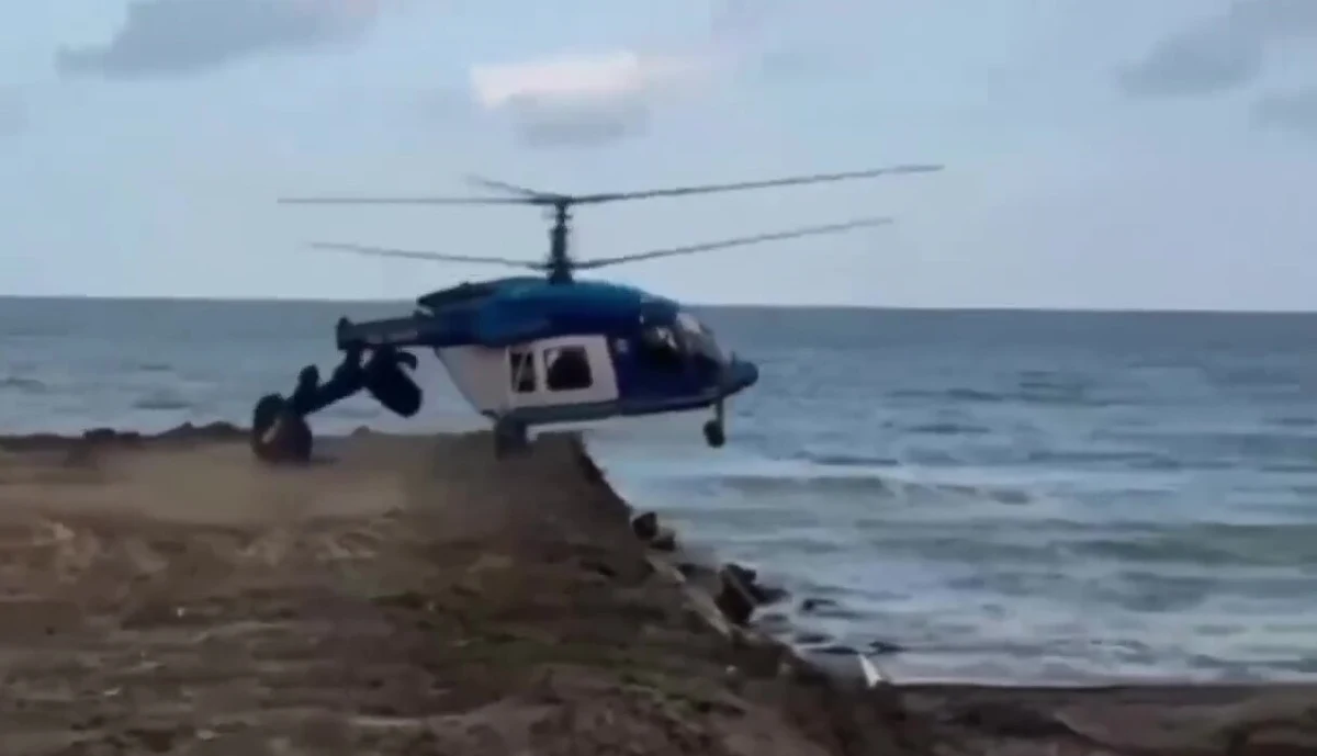 Choć śmigłowiec "usiadł" na plaży, to z nieznanych przyczyn pilot ponownie poderwał maszynę, kierując się w stronę budynków - to krótki opis katastrofy helikoptera, który rozbił się w rosyjskim Dagestanie. Z siedmiu osób, które były na pokładzie, pięć zginęło. Opublikowane w sieci nagranie pokazuje kuriozalne zachowanie pilota.