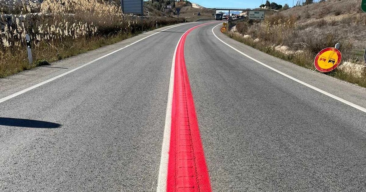 Co oznacza czerwona ciągła linia na drodze? Jest jak w starym dowcipie